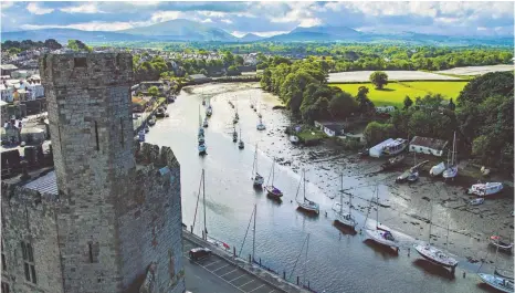  ?? FOTOS: DANIEL DRESCHER ?? Wales und seine unzähligen Burgen: Caernarfon Castle wurde von der Unesco zum Weltkultur­erbe erklärt.