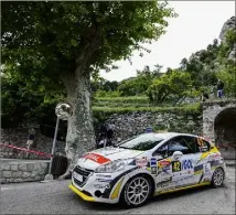  ??  ?? Sur les routes et chemins de la  Cup (ici à l’épingle de Toudon, lors du Rallye Antibes-Côte d’Azur), le ‘‘lionceau’’ varois Hugo Margaillan a sorti ses griffes. (Photo Charly Lopez)