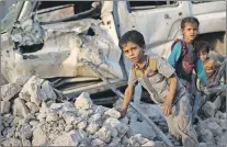  ?? AP PHOTO ?? Iraqi children flee through the rubble as Iraqi forces continue their advance against Islamic State militants in the Old City of Mosul, Iraq, Tuesday.