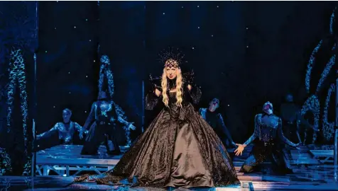  ?? Fotos: Michael Böhmländer/dt ?? Katja Berg als Königin der Nacht in der Musical-Fassung „Die Zauberflöt­e“im Deutschen Theater München.