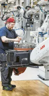  ??  ?? ABB hat im Werk in Västeras die Fabrik der Zukunft gebaut. Menschen arbeiten direkt mit Robotern zusammen.