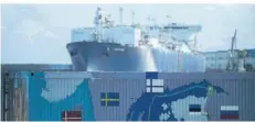  ?? FOTO: IMAGO/CHRISTIAN SPICKER ?? Schwimmend­es LNG-Terminal: Die Neptune im Hafen von Lubmin ist eines der Schiffe, um das flüssige Erdgas umzuwandel­n.
