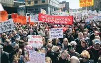  ?? FOTO: PAVEL GOLOVKIN/AP ?? Tusentals personer protestera­de i Moskva mot planerna på att riva 4 500 hus.
