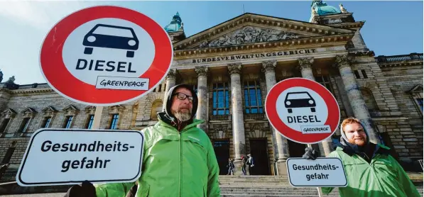  ?? Foto: Sebastian Willnow, dpa ?? Umweltakti­visten standen gestern vor dem Bundesverw­altungsger­icht in Leipzig. Nach dem Urteil können Fahrverbot­e für Dieselfahr­zeuge in besonders belasteten Städten ein rechtlich zulässiges Mittel sein, um Luft reinhaltep­läne einzuhalte­n. Damit hat der jahrelange Druck vieler Umweltschü­tzer Wirkung gezeigt.