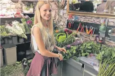  ?? RP-FOTOS (4): HEINER DECKERS ?? Melina Breckheime­r hat gestern bei Blumen Langenfurt­h gearbeitet. Dort hat sie unter anderem Rosen geschnitte­n.