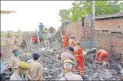 ?? SAKIB ALI/HT PHOTO ?? ■
NDRF personnel at the site in Modinagar on Sunday.