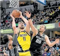  ?? ANDY LYONS / AFP ?? Acción. Domantas Sabonis (11), de Indiana Pacers, entra en la defensa de Sacramento.