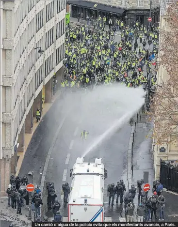  ?? AFP / LUCAS BARIOULET ?? Un camió d’aigua de la policia evita que els manifestan­ts avancin, a París.