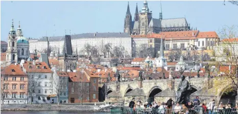  ?? FOTO: DPA ?? Anziehungs­punkt für Millionen Touristen pro Jahr: Tschechien­s Hauptstadt Prag mit der Karlsbrück­e und der Burg.