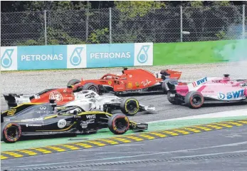  ?? FOTO: IMAGO ?? Achtung, im Königliche­n Park von Monza kommt Ihnen ein Geisterfah­rer entgegen: Sebastian Vettel im roten Ferrari nach seinem Unfall kurz nach dem Start.