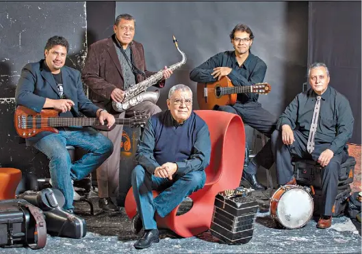  ?? JUAN HITTERS ?? Clan completo. De izquierda a derecha, Matías Saluzzi, Félix Saluzzi, Dino Saluzzi, José María Saluzzi y Jorge Savelón.