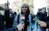  ??  ?? Nerazzurro
Il neointeris­ta Ashley Young accolto dai tifosi al suo arrivo a Milano (Epa)