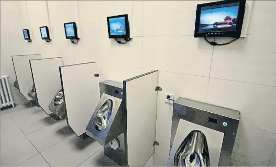  ?? AFP ?? Modernidad. Los nuevos aseos públicos chinos, como
este de Pekín, incorporan servicios como wifi, pantallas
o cajeros automático­s...
