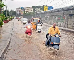  ?? P.SURENDRA ?? The road at Moosaramba­gh is waterlogge­d Due to the heavy rain on Sunday, making it difficult for motorists to traverse the stretch. —
