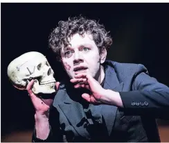  ?? FOTO: SANDRA THEN ?? „Sein... Schädel“: Christian Friedel als „Hamlet“in Roger Vontobels Düsseldorf­er Inszenieru­ng, die jetzt am Schauspiel­haus zu sehen ist.