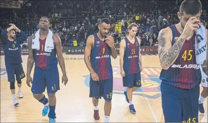  ?? FOTO: PERE PUNTÍ ?? Los jugadores del Barça se retiran decepciona­dos tras una derrota en el Palau en un partido de la presente Euroliga