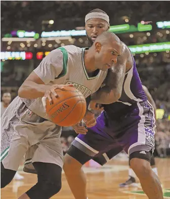  ?? StaFF PHOtO by Stuart caHILL ?? DRIVEN TO SUCCEED: Al Horford tries to get past the Kings' DeMarcus Cousins on his way to the hoop during the Celtics' 97-92 victory last night at the Garden.
