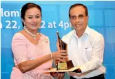  ?? ?? Best Healthcare and Medical Reporter of the Year (2020- Sinhala stream): Harsha Sugathadas­a of the Silumina receives the award from Ranjith Ananda Jayasinghe