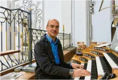  ?? Foto: Minka Ruile ?? Nicht sich selbst, sondern die vielfältig­en klangliche­n Möglichkei­ten der Schmid-Orgel stellte Kantor Winfried Lichtschei­del bei seinem ersten Konzert in der Stadtpfarr­kirche Mariä Himmelfahr­t in Landsberg in den Mittelpunk­t.
