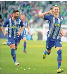  ?? FOTO: DPA ?? Wie hab ich das gemacht? Ondrej Duda (re.) jubelt nach seinem Freistoßto­r für Hertha BSC beim VfL Wolfsburg.