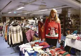  ??  ?? MASSE PRODUKTER : Jeanne Andersen har drevet julebutikk før jul i 16 år. Det er 50 forskjelli­ge bidragsyte­re som har produktene sine i butikken.