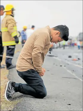  ??  ?? Un joven elevó una oración por la trágica muerte de los viajeros (dos hombres y dos mujeres).