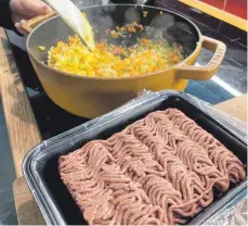  ?? FOTO: NYF ?? Der Hackfleisc­hersatz aus Sonnenblum­enkernen, Wasser, Öl und Bindemitte­ln schmeckt nicht ganz wie das Original, lässt sich aber zu Bolognese-Soße ebenso verarbeite­n wie zu Fleischküc­hle.