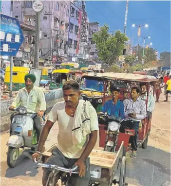  ?? // PABLO M. DÍEZ ?? EL CAOS DE SIEMPRE EN LAS CIUDADES INDIAS Las vacas, el animal sagrado de la India, pacen por todas partes en las calles de la India, incluso en medio del caótico tráfico de las grandes ciudades