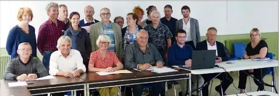  ?? (Photo Y. D.) ?? Rolland Balbis, président de la communauté de communes, Anne Houy vice-présidente, Loïc Imbard DGS, et les membres du conseil.