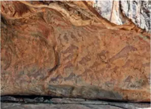  ?? ?? A cave painting depicting skiing figures uncovered in Handegate Township, Altay, Xinjiang Uygur Autonomous Region