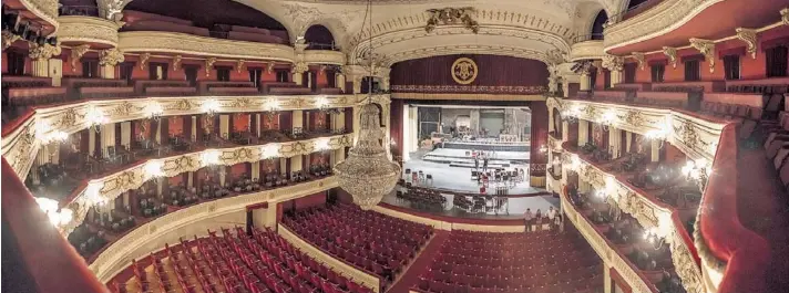  ??  ?? ► Así luce actualment­e la Sala principal del Municipal de Santiago, en calle Agustinas, con capacidad para 1.500 personas.