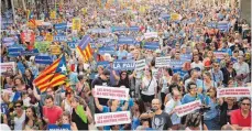  ?? FOTO: AFP ?? „Ich habe keine Angst“: Unter diesem Motto demonstrie­rten viele Menschen in Barcelona gegen den IS-Terror.