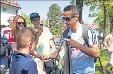  ??  ?? AUTÓGRAFOS. Thiago atendió a los aficionado­s firmando camisetas tras el entrenamie­nto.