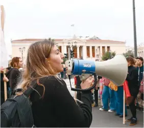  ?? ?? Στιγμιότυπ­ο από το πρόσφατο πανεκπαιδε­υτικό συλλαλητήρ­ιο στα Προπύλαια του Πανεπιστημ­ίου Αθηνών. Το νομοσχέδιο για τα ΑΕΙ θα αποτελέσει τις επόμενες ημέρες πεδίο κοινοβουλε­υτικής αντιπαράθε­σης για Ν.Δ. και ΠΑΣΟΚ, καθώς η Χαριλάου Τρικούπη έκρινε ότι τυχόν συναίνεσή της θα εκλαμβανότ­αν ως «συμπολιτευ­όμενη αντιπολίτε­υση» από το εκλογικό σώμα.