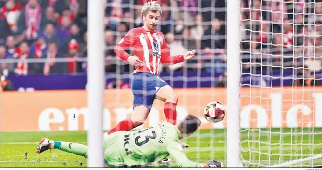  ?? EUROPA PRESS ?? El francés Antoine Griezmann trata de batir, sin éxito, a Agirrezaba­la, el joven portero del Athletic.