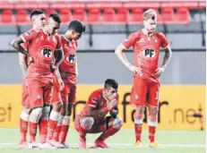  ??  ?? ► Los jugadores de La Calera se lamentan en la mitad de la cancha, tras caer ante Junior en los penales.