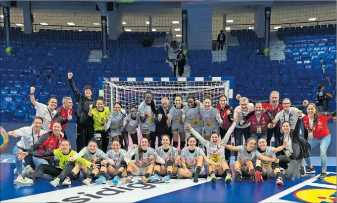  ?? ?? Las Guerreras celebran su victoria de ayer frente a Alemania. Por fin disfrutaro­n un buen día en el Europeo de balonmano.