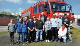  ??  ?? In diesem Jahr blicken die jüngeren und die gestandene­n Mitglieder der Freiwillig­en Feuerwehr Eisenach-mitte auf eine -jährige Tradition zurück. Wehrführer ist Marco Rudolph (. von rechts). Foto: Katja Schmidberg­er