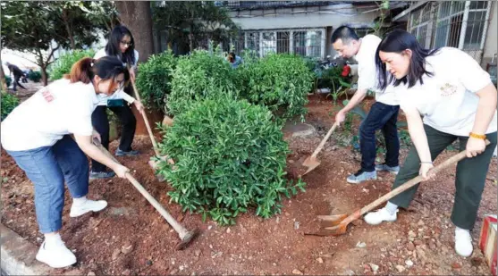  ?? YANG ZHENG / FOR CHINA DAILY ?? Youth League members in Kunming, Yunnan province join a tree-planting event in April.