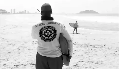  ?? FOTO: EL DEBATE ?? Los elementos de la Policía Acuática se mantienen vigilantes en las playas del puerto.