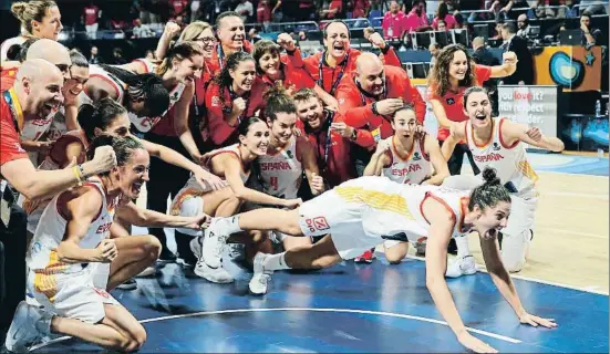  ?? ELVIRA URQUIJO A. / EFE ?? Las jugadoras y el cuerpo técnico de la selección de España no pueden frenar su euforia por el bronce obtenido en Tenerife