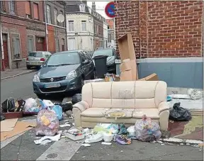  ??  ?? Les dépôts sauvages d’ordures, un véritable fléau pour la ville.