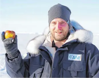  ?? FOTO: TIM HEITLAND/DPA ?? Sven Krüger ist Koch in der Forschungs­station des Alfred-Wegener-Instituts in der Antarktis.