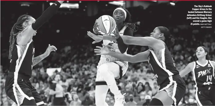  ?? MIKE MATTINA/ GETTY IMAGES ?? The Sky’s Kahleah Copper drives to the basket between Mercury defenders Brittney Griner (left) and Kia Vaughn. She scored a game-high 21 points.