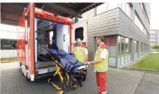  ??  ?? Notärzte bringen Verletzte mit dem Rettungswa­gen ins Krankenhau­s.