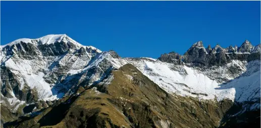  ??  ?? L’aereo si è schiantato sul versante occidental­e del Piz Segnas (a sinistra nella foto sotto)