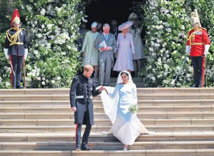  ?? Afp ?? el saludo. Harry y Meghan a la salida de la capilla ante la atenta mirada de los fotógrafos; detrás salen el padre de él y la madre de ella