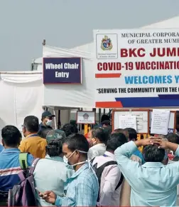  ??  ?? MUMBAI LIMITED Crowds gather outside a vaccinatio­n centre in BKC, Mumbai (left); a placard outside a vaccinatio­n centre in the city’s Mahim area serves a grim notice