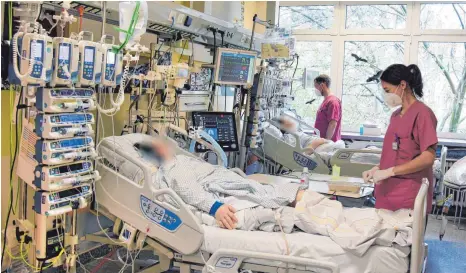  ?? FOTO: WALTRAUD GRUBITZSCH/DPA ?? Blick in eine Intensivst­ation: Die Zahl stationär behandelte­r Covid-Patienten soll neben dem Inzidenzwe­rt eine wichtigere Rolle spielen.