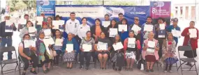  ?? Fotos: Dulce Muñoz Barajas ?? Decenas de personas recibieron su certificad­o de alfabetiza­ción este domingo. /